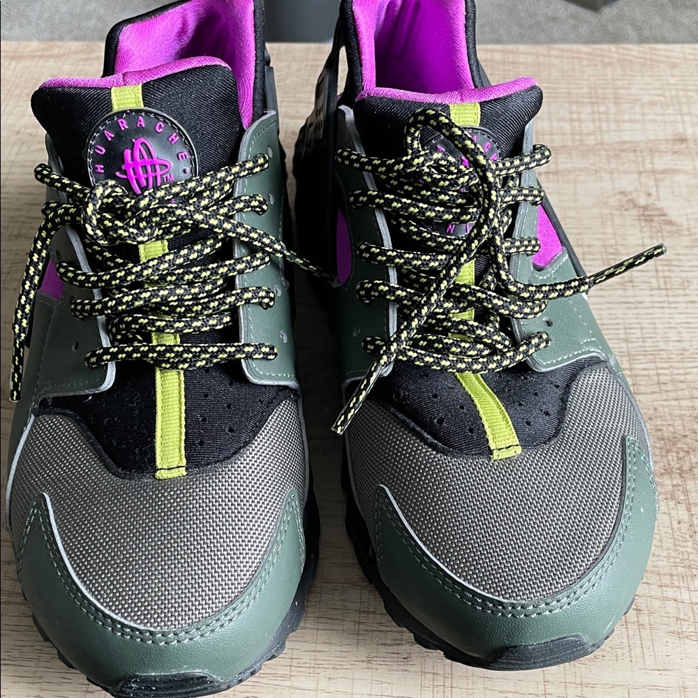 Nike Huaraches Stylish Green and Pink Sneakers